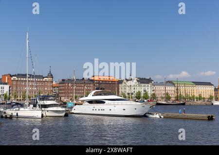 Barche ormeggiate nel cuore di Helsinki in Finlandia Foto Stock