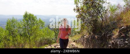 Jaragua State Park, San Paolo, Brasile. Veduta panoramica del sentiero Trilha do Pai Ze di una giovane escursionista nel Jaragua State Park a San Paolo, Braz Foto Stock