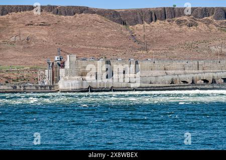 Le pareti di cemento della serratura e della scala di pesci della diga McNary sul fiume Columbia a Umatilla, Oregon, Stati Uniti Foto Stock