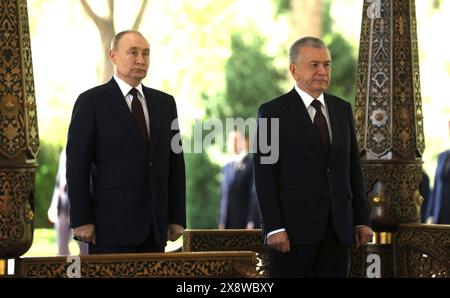 Tashkent, Uzbekistan. 27 maggio 2024. Il presidente uzbeko Shavkat Mirziyoyev, a destra, si schiera con il presidente russo Vladimir Putin, a sinistra, durante la cerimonia formale di arrivo al Palazzo presidenziale Kuksaroy, 27 maggio 2024, a Tashkent, Uzbekistan. Crediti: Mikhail Metzel/piscina del Cremlino/Alamy Live News Foto Stock