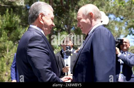 Tashkent, Uzbekistan. 27 maggio 2024. Il presidente uzbeko Shavkat Mirziyoyev, a sinistra, saluta il presidente russo Vladimir Putin, a destra, all'arrivo al Palazzo presidenziale Kuksaroy, 27 maggio 2024, a Tashkent, Uzbekistan. Crediti: Mikhail Metzel/piscina del Cremlino/Alamy Live News Foto Stock