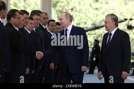 Tashkent, Uzbekistan. 27 maggio 2024. Il presidente uzbeko Shavkat Mirziyoyev, a destra, introduce il presidente russo Vladimir Putin, centro, alla delegazione uzbeka durante la cerimonia formale di arrivo presso il Palazzo presidenziale Kuksaroy, 27 maggio 2024, a Tashkent, Uzbekistan. Crediti: Mikhail Metzel/piscina del Cremlino/Alamy Live News Foto Stock