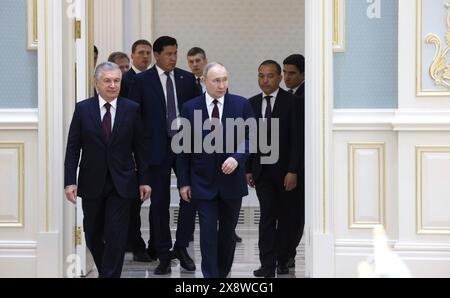 Tashkent, Uzbekistan. 27 maggio 2024. Il presidente uzbeko Shavkat Mirziyoyev, a sinistra, accompagna il presidente russo Vladimir Putin, a destra, per la riunione bilaterale ampliata presso il Palazzo presidenziale Kuksaroy, 27 maggio 2024, a Tashkent, Uzbekistan. Crediti: Mikhail Metzel/piscina del Cremlino/Alamy Live News Foto Stock