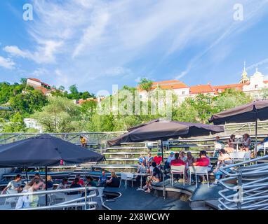 Graz: fiume Mur, isola Murinsel, collina del castello (Schlossberg) nella regione Graz, Steiermark, Stiria, Austria Foto Stock