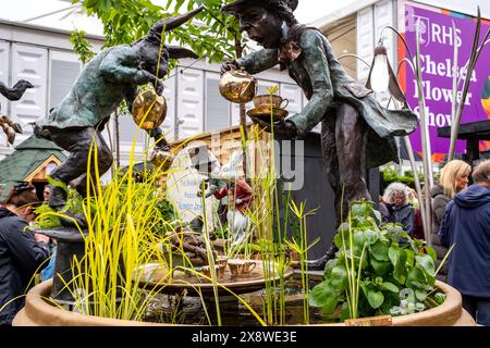 Alice nel Paese delle meraviglie ha ispirato il Cappellaio Matto e le statue della Lepre di marzo e le fontane in mostra al 2024 RHS Chelsea Flower Show Foto Stock