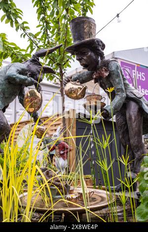 Alice nel Paese delle meraviglie ha ispirato il Cappellaio Matto e le statue della Lepre di marzo e le fontane in mostra al 2024 RHS Chelsea Flower Show Foto Stock