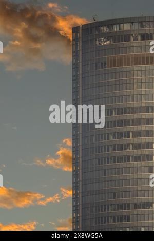 I grattacieli sono spesso chiamati anche quegli edifici che si distinguono per la loro altezza rispetto a quelli dell'ambiente circostante Foto Stock