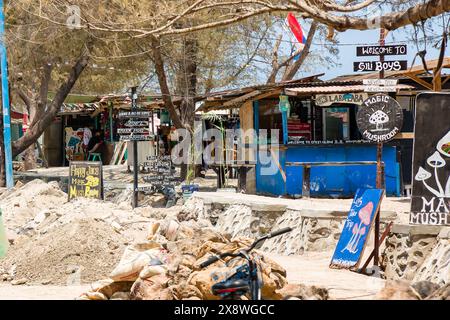 Bar sulla spiaggia che pubblicizzano la vendita di "funghi magici" allucinogeni sull'isola di Gili Trawangan in Indonesia Foto Stock