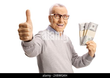 Pensionato felice con un sacco di soldi e pollice con gesti isolati su sfondo bianco Foto Stock