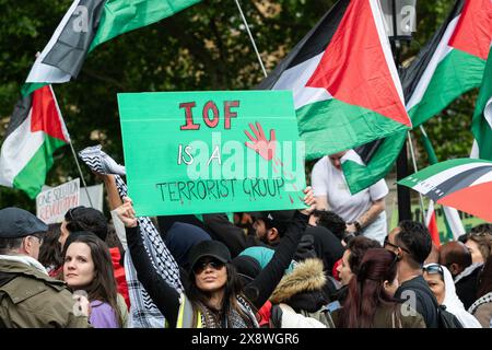 Londra, Regno Unito. 27 maggio 2024. Diverse centinaia di sostenitori palestinesi protestano a Whitehall, di fronte alla residenza di Downing Street del primo ministro Rishi Sunak, a seguito di attacchi aerei israeliani sulle tende che ospitano sfollati a Rafah, Gaza, che hanno ucciso decine di civili. I manifestanti hanno chiesto al Regno Unito di smettere di armare Israele, di porre fine alla cooperazione militare e al sostegno politico e di sanzioni contro Israele. Crediti: Ron Fassbender/Alamy Live News Foto Stock