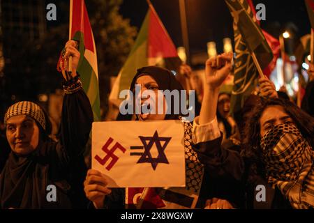 Besiktas, Istanbul, Turchia. 27 maggio 2024. I manifestanti gridano slogan durante una protesta di solidarietà con il popolo Rafah marciano dalla Moschea Barbaros Hayrettin Pasa a di fronte al Consolato israeliano a Istanbul onÂ 27 maggio Â 2024. (Credit Image: © Tolga Uluturk/ZUMA Press Wire) SOLO PER USO EDITORIALE! Non per USO commerciale! Crediti: ZUMA Press, Inc./Alamy Live News Foto Stock