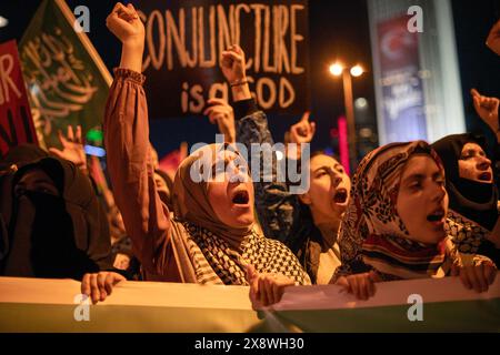 Besiktas, Istanbul, Turchia. 27 maggio 2024. I manifestanti gridano slogan durante una protesta di solidarietà con il popolo Rafah di fronte al Consolato israeliano a Istanbul onÂ 27 maggio Â 2024. (Credit Image: © Tolga Uluturk/ZUMA Press Wire) SOLO PER USO EDITORIALE! Non per USO commerciale! Crediti: ZUMA Press, Inc./Alamy Live News Foto Stock