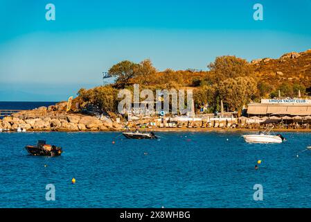 Lindos, Rodi, Grecia - 21.10.2023: Spiaggia di Pallas. Foto Stock