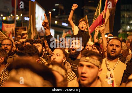 Besiktas, Istanbul, Turchia. 27 maggio 2024. I manifestanti gridano slogan durante una protesta di solidarietà con il popolo Rafah di fronte al Consolato israeliano a Istanbul onÂ 27 maggio Â 2024. (Credit Image: © Tolga Uluturk/ZUMA Press Wire) SOLO PER USO EDITORIALE! Non per USO commerciale! Crediti: ZUMA Press, Inc./Alamy Live News Foto Stock