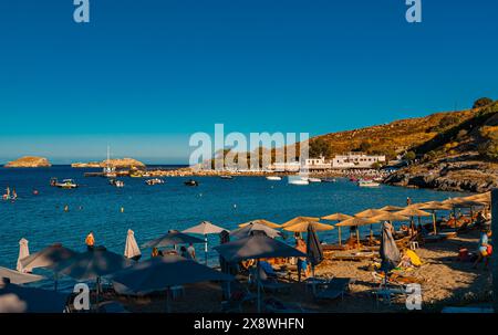 Lindos, Rodi, Grecia - 21.10.2023: Spiaggia di Lindos e Pallas. Foto Stock