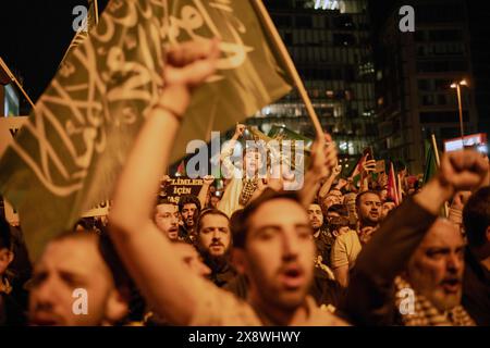 Besiktas, Istanbul, Turchia. 27 maggio 2024. I manifestanti gridano slogan durante una protesta di solidarietà con il popolo Rafah di fronte al Consolato israeliano a Istanbul onÂ 27 maggio Â 2024. (Credit Image: © Tolga Uluturk/ZUMA Press Wire) SOLO PER USO EDITORIALE! Non per USO commerciale! Crediti: ZUMA Press, Inc./Alamy Live News Foto Stock