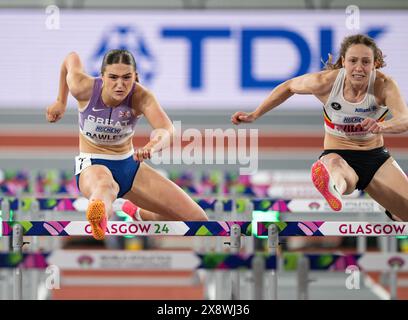 Abigail Pawlett, Gran Bretagna, e Noor Vidts, Belgio, gareggiano nel pentathlon da 60 m ai Campionati mondiali di atletica indoor, Emirato Foto Stock