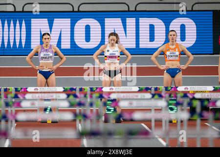 Abigail Pawlett di Gran Bretagna, Noor Vidts del Belgio e Sofie Dokter dei Paesi Bassi gareggiano nel pentathlon da 60 m al World Athlet Foto Stock