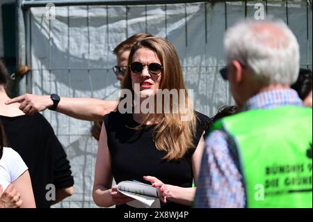 27.05.2024 xkhx Kassel, Hessenkampfbahn BÜNDNIS 90/DIE Grünen - Wahlkampftour zur Wahl zum 10. Europäischen Parlament Bild zeigt: ðüªðüº Terry Reintke, Die Spitzenkandidatin der deutschen Grünen und der European Greens *** 27 05 2024 xkhx Kassel, Hessenkampfbahn BÜNDNIS 90 DIE Grünen campagna elettorale per le elezioni del 10° Parlamento europeo immagine mostra ðüªðüº Terry Reintke, il candidato principale dei Verdi tedeschi e dei Verdi europei KH Foto Stock