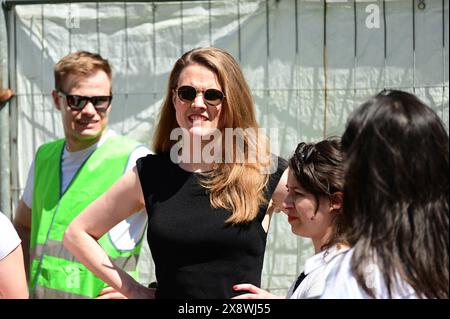 27.05.2024 xkhx Kassel, Hessenkampfbahn BÜNDNIS 90/DIE Grünen - Wahlkampftour zur Wahl zum 10. Europäischen Parlament Bild zeigt: ðüªðüº Terry Reintke, Die Spitzenkandidatin der deutschen Grünen und der European Greens *** 27 05 2024 xkhx Kassel, Hessenkampfbahn BÜNDNIS 90 DIE Grünen campagna elettorale per le elezioni del 10° Parlamento europeo immagine mostra ðüªðüº Terry Reintke, il candidato principale dei Verdi tedeschi e dei Verdi europei KH Foto Stock