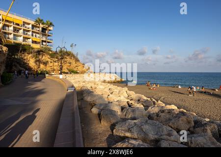 Torremolinos, Spagna - 9 settembre 2023: Vista della spiaggia e del lungomare di la Carihuela a Torremolinos, Malaga, Costa del Sol, Spagna Foto Stock