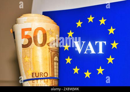 Testo IVA all'interno della bandiera europea, con le banconote in euro sul lato. Foto Stock
