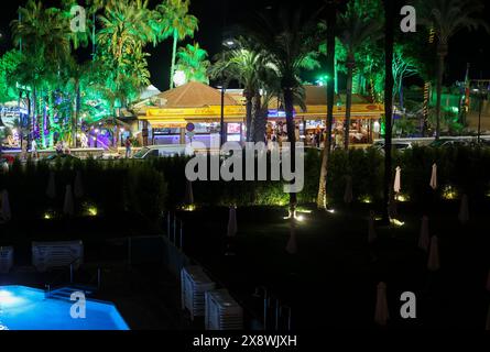 Torremolinos, Spagna - 13 settembre 2023: Passeggiata illuminata lungo la spiaggia di Bajondillo a Torremolinos. Costa del Sol, Spagna Foto Stock