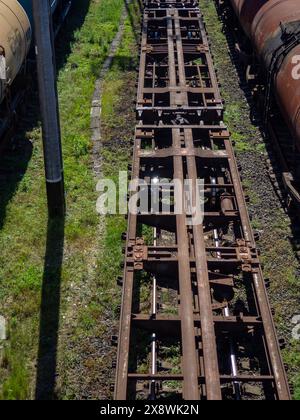 basi di vagoni ferroviari sui binari. Composizione vuota. Un treno senza carrozze. Foto Stock