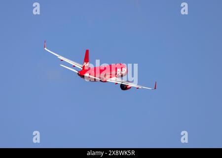 Luqa, Malta - 25 maggio 2024: PLAY Airbus A320-251N (REG: TF-PPE) decollo dalla pista 13 per un lungo volo verso l'Islanda per un A320. Foto Stock