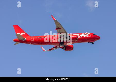 Luqa, Malta - 25 maggio 2024: PLAY Airbus A320-251N (REG: TF-PPE) decollo dalla pista 13 per un lungo volo verso l'Islanda per un A320. Foto Stock