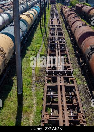 basi di vagoni ferroviari sui binari. Composizione vuota. Un treno senza carrozze. Foto Stock