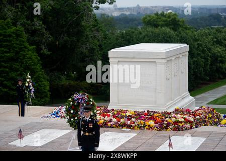 Arlington, Stati Uniti. 27 maggio 2024. I membri del servizio prendono parte a una cerimonia di deposizione delle ghirlande in occasione del Memorial Day presso il cimitero di Arlington ad Arlington, Virginia, negli Stati Uniti, il 27 maggio 2024. Il Memorial Day è una festa federale degli Stati Uniti, celebrata l'ultimo lunedì di maggio. Crediti: Liu Jie/Xinhua/Alamy Live News Foto Stock