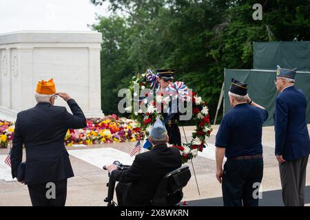 Arlington, Stati Uniti. 27 maggio 2024. Le persone prendono parte a una cerimonia di deposizione delle ghirlande in occasione del Memorial Day presso il cimitero di Arlington ad Arlington, Virginia, negli Stati Uniti, il 27 maggio 2024. Il Memorial Day è una festa federale degli Stati Uniti, celebrata l'ultimo lunedì di maggio. Crediti: Liu Jie/Xinhua/Alamy Live News Foto Stock