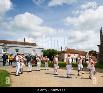 Thaxted Morris Men Dancing a Thaxted Churchyard Thaxted Essex Foto Stock