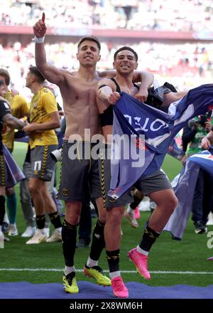 Londra, Regno Unito. 26 maggio 2024. Jan Bednarek di Southampton e che Adams di Southampton festeggiano dopo la partita del campionato Sky Bet allo stadio di Wembley, Londra. Il credito per immagini dovrebbe essere: Paul Terry/Sportimage Credit: Sportimage Ltd/Alamy Live News Foto Stock