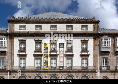 LA CORUNA, SPAGNA - 14 MAGGIO 2024: Vista esterna del Teatro Rosalía de Castro a Rua Riego de Agua nel centro della città con un cartello Foto Stock