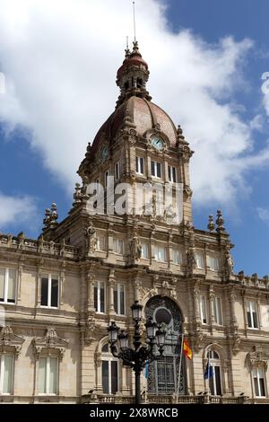 LA CORUNA, SPAGNA - 14 MAGGIO 2024: 14 maggio 2024: Vista esterna del municipio di Praza de María Pita Foto Stock