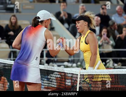 Parigi, Francia. 27 maggio 2024. IgA Swiatek della Polonia e Leolia Jeanjean della Francia (R) si stringono la mano alla fine del loro primo turno del French Tennis Open al Roland Garros di Parigi, in Francia, lunedì 27 maggio 2024. Swiatek ha vinto 6-1, 6-2. Foto di Maya Vidon-White/UPI credito: UPI/Alamy Live News Foto Stock