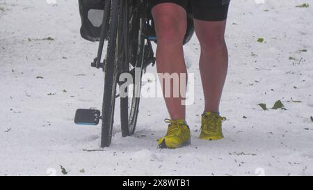 Schwere Unwetter mit jede Menge Hagel ziehen seit den Abendstunden durch Südbayern. Betroffen vor allem die alpennahen Gebiete. Eine Superzelle zog von Füssen quer nach Garmisch-Partenkirchen. Im Gepäck kein Schnee sondern regelrechte Hagelmassen. Besonders heftig traf es die Ortschaft Ried am Forggensee. Ein Radlader War im Einsatz, um den Hagel von der Straße zu beseitigen. Eine Radfahrerin wurde völlig vom Hagel und den Massen überrascht. ICH konnte mich noch unter einer Plane unterstellen, dann fing es an zu Hageln. Man könnte jetzt Ski fahren, erzählt sie. Der Hagel türmt sich auch auf de Foto Stock