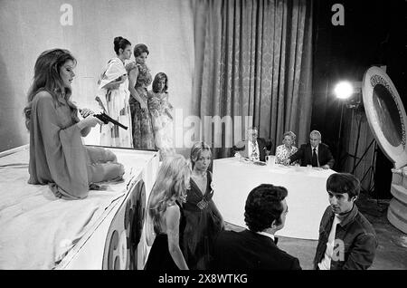 La modella e attrice argentina Graciela Alfano durante un film girato a Buenos Aires, intorno agli anni '1970 Foto Stock