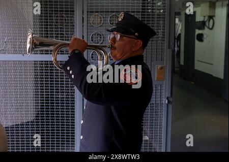 New York, Stati Uniti. 27 maggio 2024. NEW YORK, NY - MAGGIO 27: Il membro della FDNY Color Guard suona Taps durante la cerimonia del Memorial Day dell'American Legion Boulevard Gardens Post 1836 2024 il 27 maggio 2024 nel quartiere Queens di New York City. Il Memorial Day è una festa federale che celebra il personale militare che è morto nello svolgimento dei propri doveri militari. Crediti: Ron Adar/Alamy Live News Foto Stock