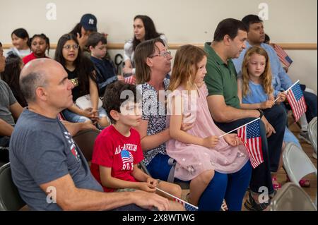 New York, Stati Uniti. 27 maggio 2024. NEW YORK, NY - MAGGIO 27: Genitori e bambini partecipano alla cerimonia del Memorial Day dell'American Legion Boulevard Gardens Post 1836 2024 il 27 maggio 2024 nel quartiere Queens di New York City. Il Memorial Day è una festa federale che celebra il personale militare che è morto nello svolgimento dei propri doveri militari. Crediti: Ron Adar/Alamy Live News Foto Stock