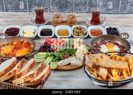 Tradizionale colazione turca servita con tradizionale tè turco su un tavolo di legno. Colazione tradizionale turca. Foto Stock