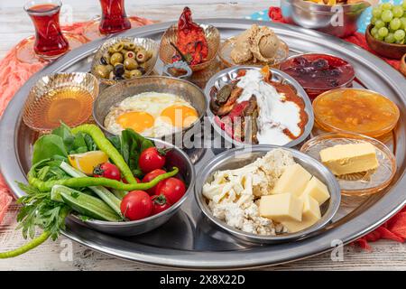 Tradizionale colazione turca servita con tradizionale tè turco su un tavolo di legno. Colazione tradizionale turca. Foto Stock