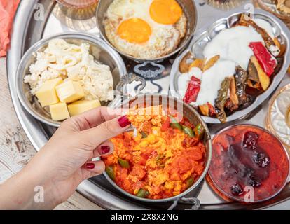 Tradizionale colazione turca servita con tradizionale tè turco su un tavolo di legno. Colazione tradizionale turca. Foto Stock