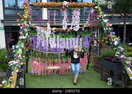 Londra, Regno Unito. 27 maggio 2024. I visitatori potranno ammirare un'esposizione floreale nei cantieri di Eccleston l'ultimo giorno di Belgravia in Bloom 2024 con il tema di quest'anno "Floral Fun and Games". Credito: Justin ng/Alamy Live News Foto Stock