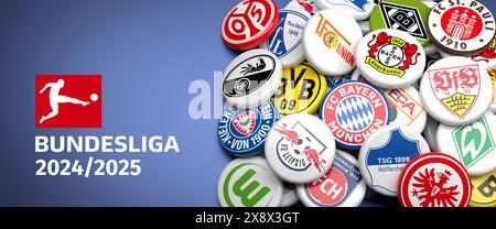 Loghi dei club calcistici tedeschi che competono nella stagione 2024/25 della Bundesliga su un cumulo su un tavolo. Formato banner Web Foto Stock