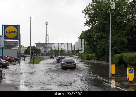 Elgin, Moray, Regno Unito. 27 maggio 2024. Questa è Station Road a Elgin che è stata inondata a causa di una torrenziale pioggia. Crediti: JASPERIMAGE/Alamy Live News Foto Stock