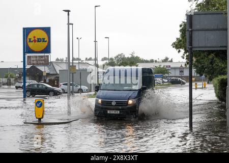 Elgin, Moray, Regno Unito. 27 maggio 2024. Questa è Station Road a Elgin che è stata inondata a causa di una torrenziale pioggia. Crediti: JASPERIMAGE/Alamy Live News Foto Stock