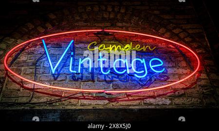 Cartello al neon Camden Vintage all'esterno della banchina di Camden Stables Market, Camden Town, Londra, Inghilterra, Gran Bretagna, Regno Unito, Regno Unito, Foto Stock